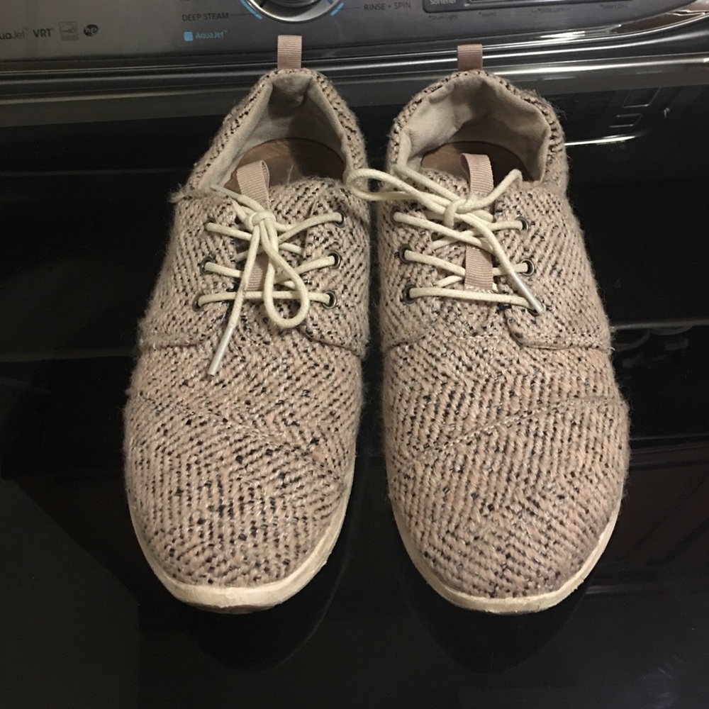 Tom’s sneakers